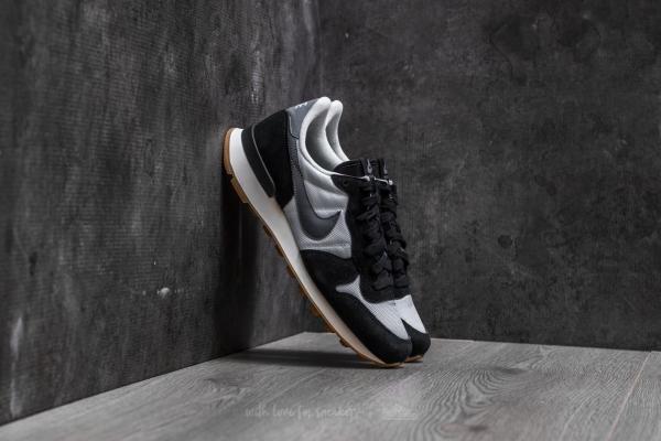 Nike Wmns Internationalist Summit White/ Cool Grey-Black