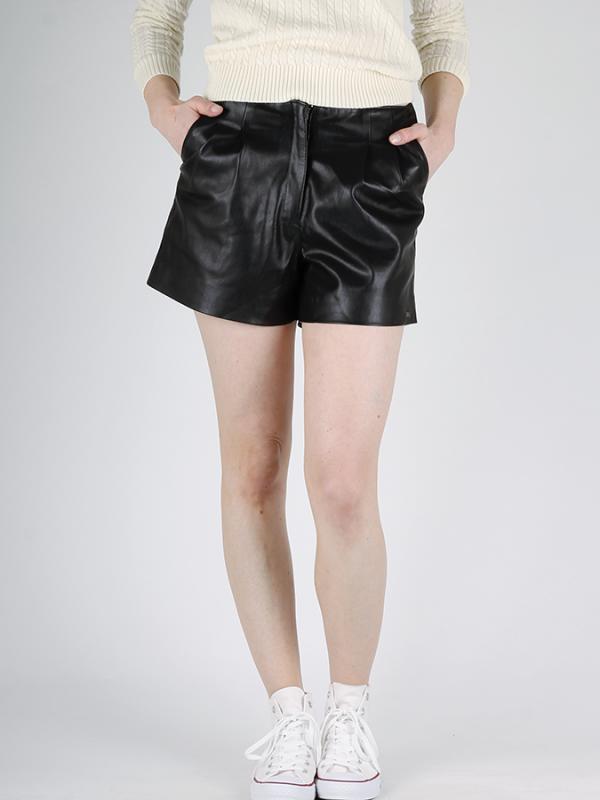 Kraťasy Superdry LILYA PLEAT LEATHER LIKE SHORT Černá