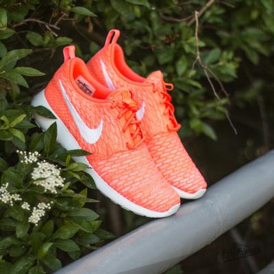 Nike Wmns Rosherun Flyknit Hot Lava/ White Sunset Glow