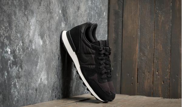 Nike Internationalist SE Black/ Black-Sail
