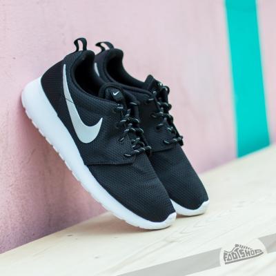 Nike WMNS Rosherun Black/Mettalic Platinum-White