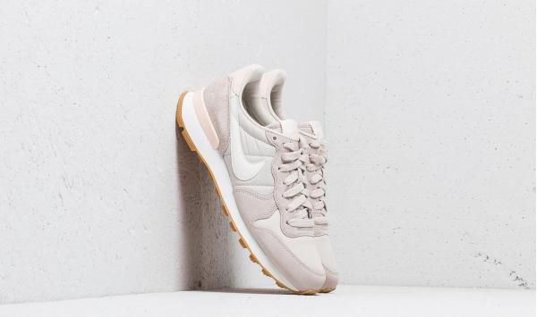 Nike Wmns Internationalist Desert Sand/ Summit White