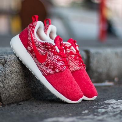 Nike WMNS Roshe One Winter Sweater University Red/ University Red-Sail