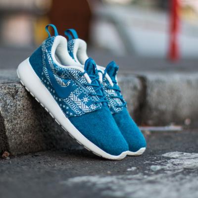 Nike WMNS Roshe One Winter Sweater Brigade Blue/ Brigade Blue-Sail