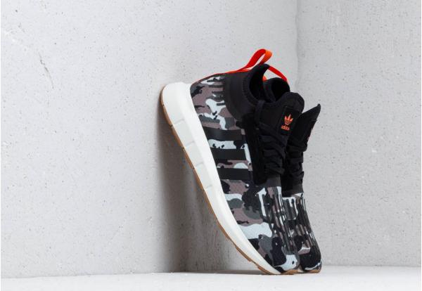 adidas Swift Run Barrier Trace Cargo/ Core Black/ Orange
