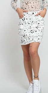 LAZY OAF LO X SA Mini Splatter Print Skirt bílá / černá 30