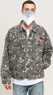 TOMMY JEANS M Camo Trucker Jacket světle camo zelená