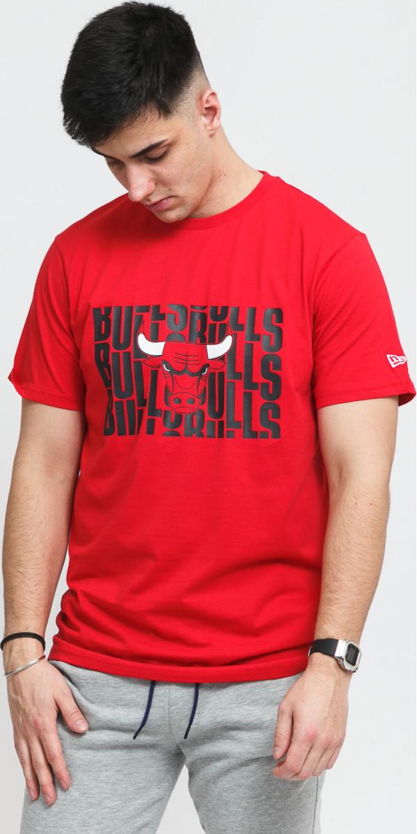 New Era Wordmark Repeat Tee Chucago Bulls červené