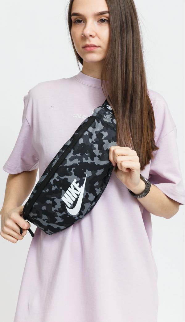 Nike NK Heritage Hip Pack - AOP2 camo černá / šedá