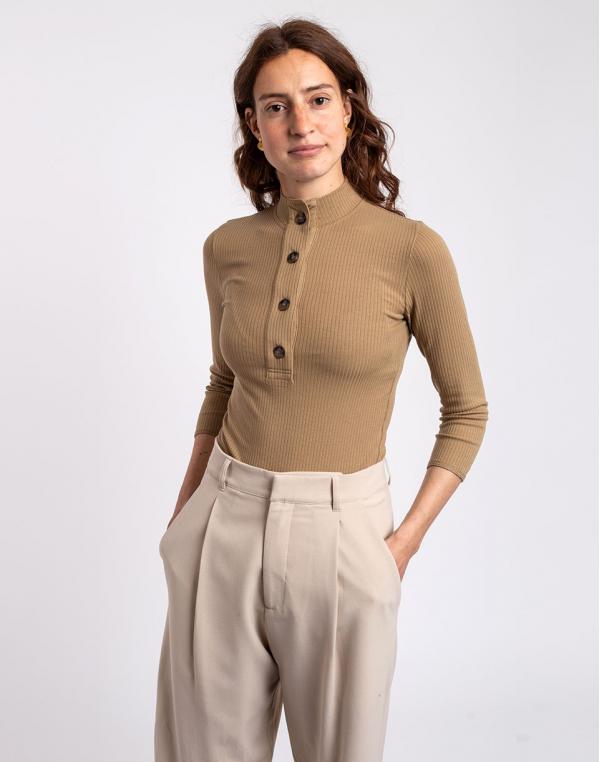Tričko Ninety Percent Aiden Stretch Tencel™ Funnel Neck Split Top BROWN KHAKI