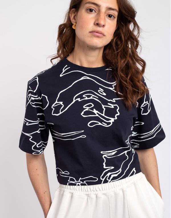 Tričko Ninety Percent Luella Ripple Line Print Cropped T-Shirt RIPPLE PRINT NAVY WITH ECRU