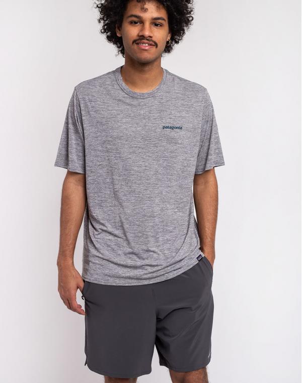 Tričko Patagonia M's Cap Cool Daily Graphic Shirt Boardshort Logo Abalone Blue: Feather Grey