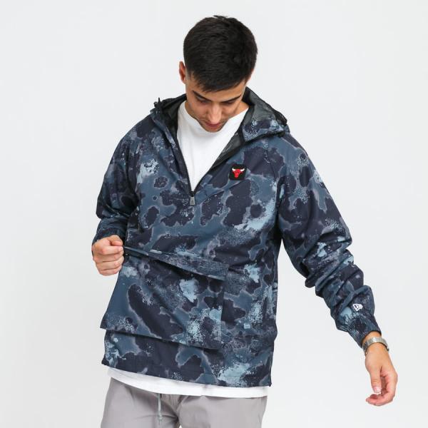 Větrovka New Era NBA Outdoor Utility AOP Windbreaker Bulls tmavě šedá / černá