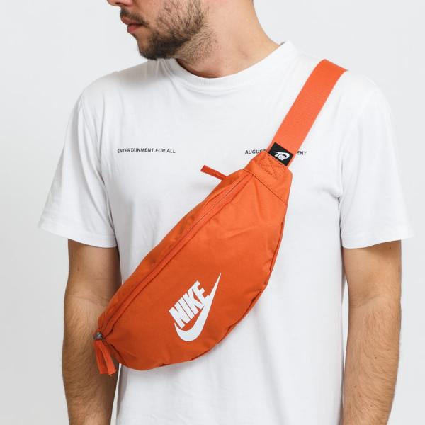 Ledvinka Nike NK Heritage Hip Pack oranžová