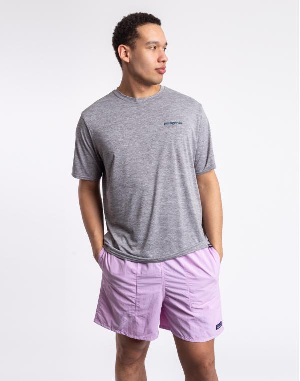 Tričko Patagonia M's Cap Cool Daily Graphic Shirt - Waters Boardshort Logo Abalone Blue: Feather Grey