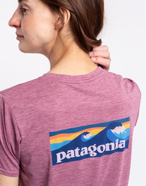 Tričko Patagonia W's Cap Cool Daily Graphic Shirt - Waters Boardshort Logo: Evening Mauve X-Dye
