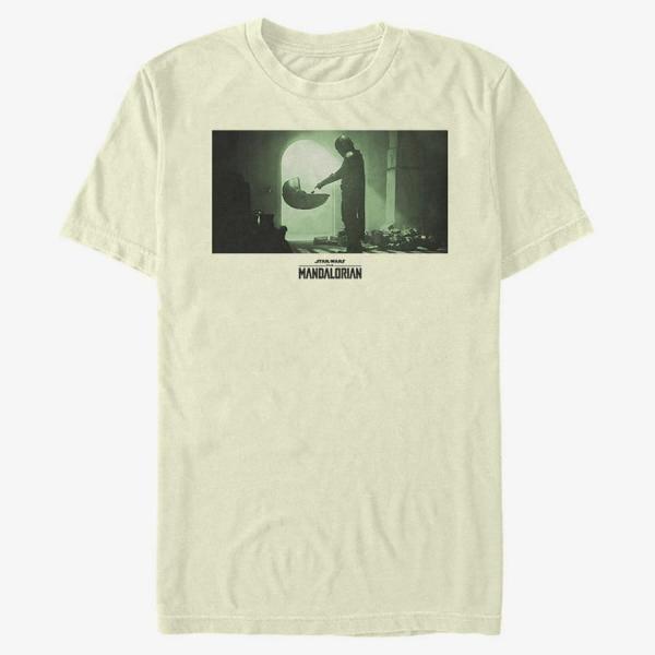 Queens Star Wars: Mandalorian - Photo Op Men's T-Shirt Natural