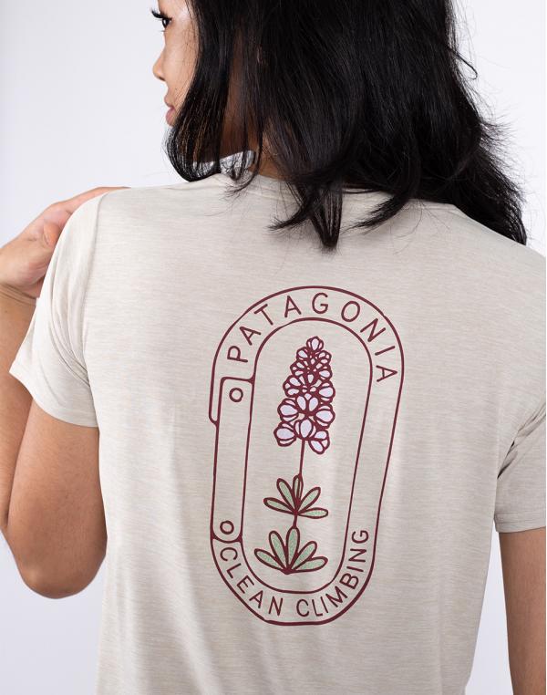 Tričko Patagonia W's Cap Cool Daily Graphic Shirt - Lands Clean Climb Bloom: Pumice X-Dye