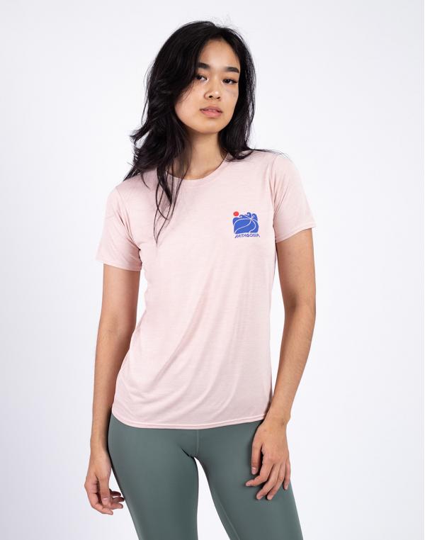 Tričko Patagonia W's Cap Cool Daily Graphic Shirt - Waters Sunrise Rollers: Cozy Peach X-Dye