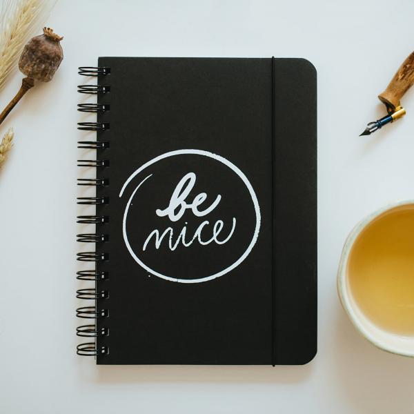 Be Nice EKO blok černý - A5 tečkované linky - boční vazba Universal