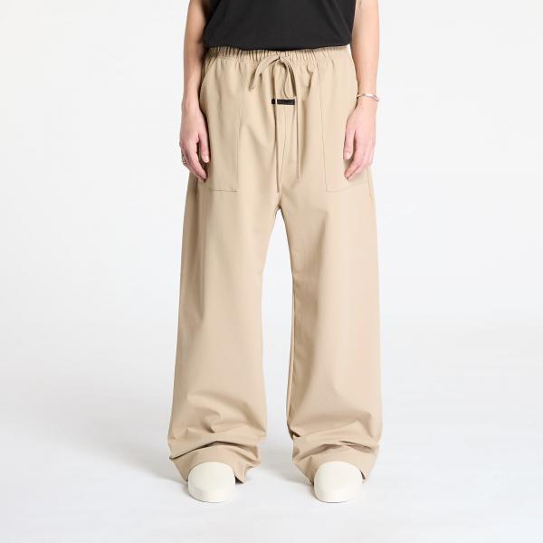 Kalhoty Fear Of God ESSENTIALS Bonded Nylon Utility Pant Desert Sand L