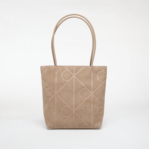 Kabelka Calvin Klein Emblem Aop Suede Small Tote Desert Taupe Universal