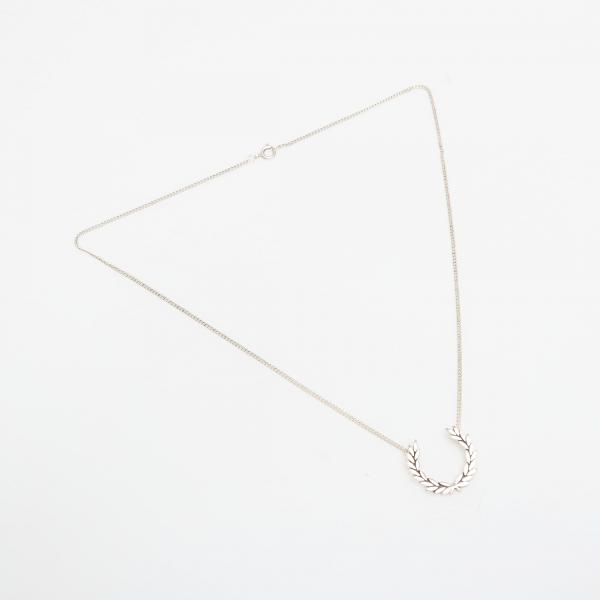 Náhrdelník Fred Perry Laurel Wreath Necklace Metallic Silver Universal