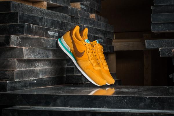 Nike Wmns Internationalist Gold Leaf/ Hazelnut-Barely Gree